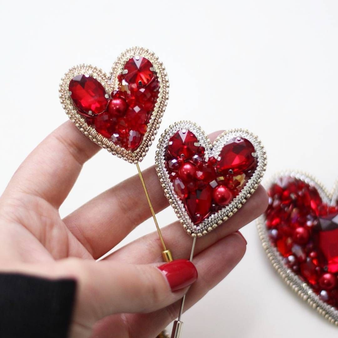 Брошь сердечко вышитая бисером