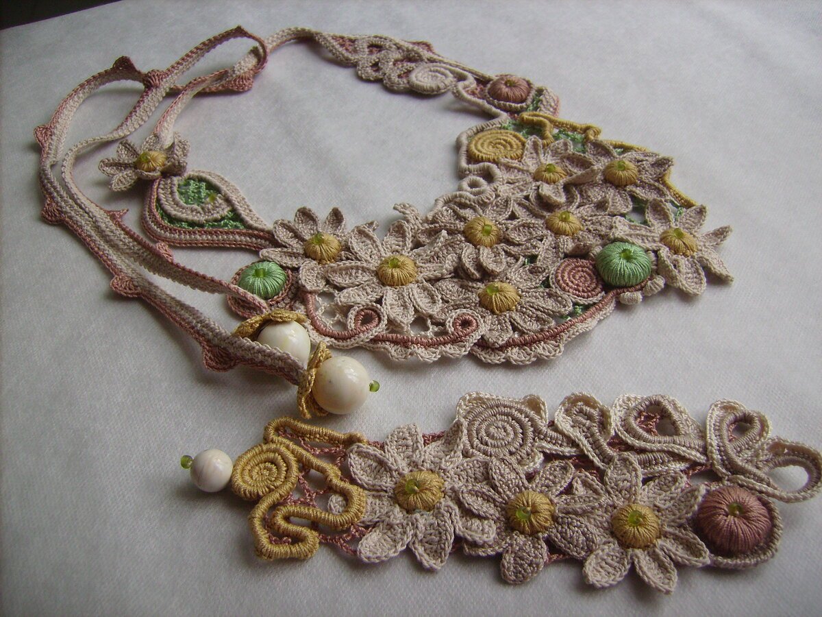 Необычные вязаные украшения