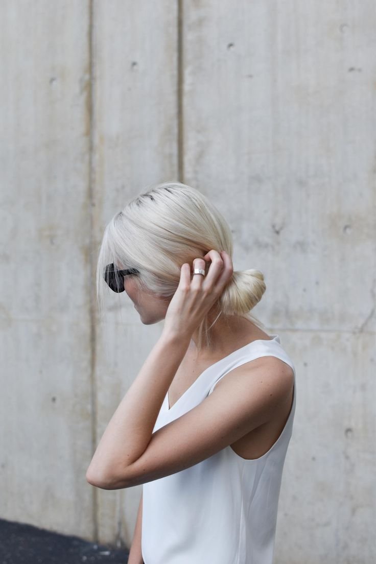 Блондинка с короткими волосами со спины