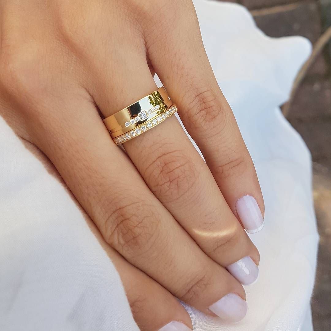 Широкое обручальное кольцо на пальце