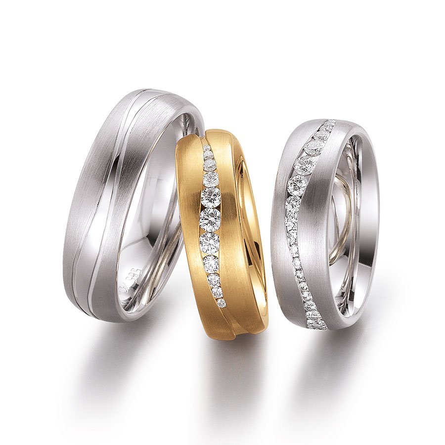 Обручальное кольцо из белого и желтого золота с бриллиантом