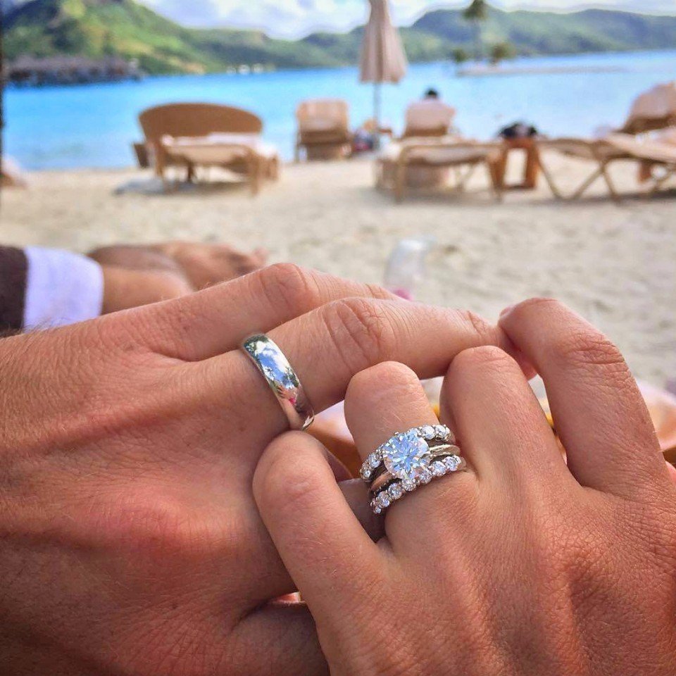 Кольцо на ладони