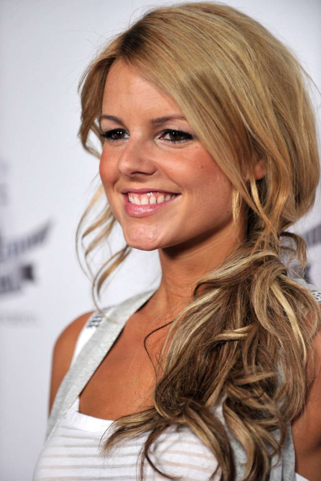 Укладка на длинные волосы набок