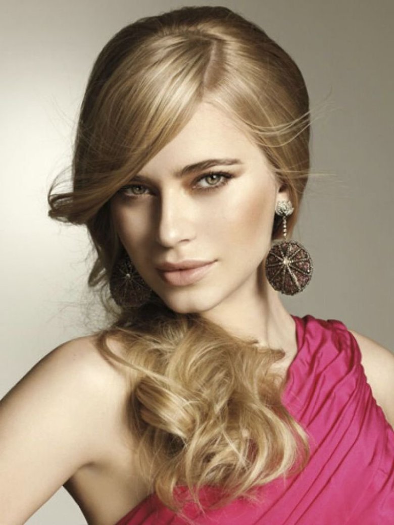 Прическа на одну сторону