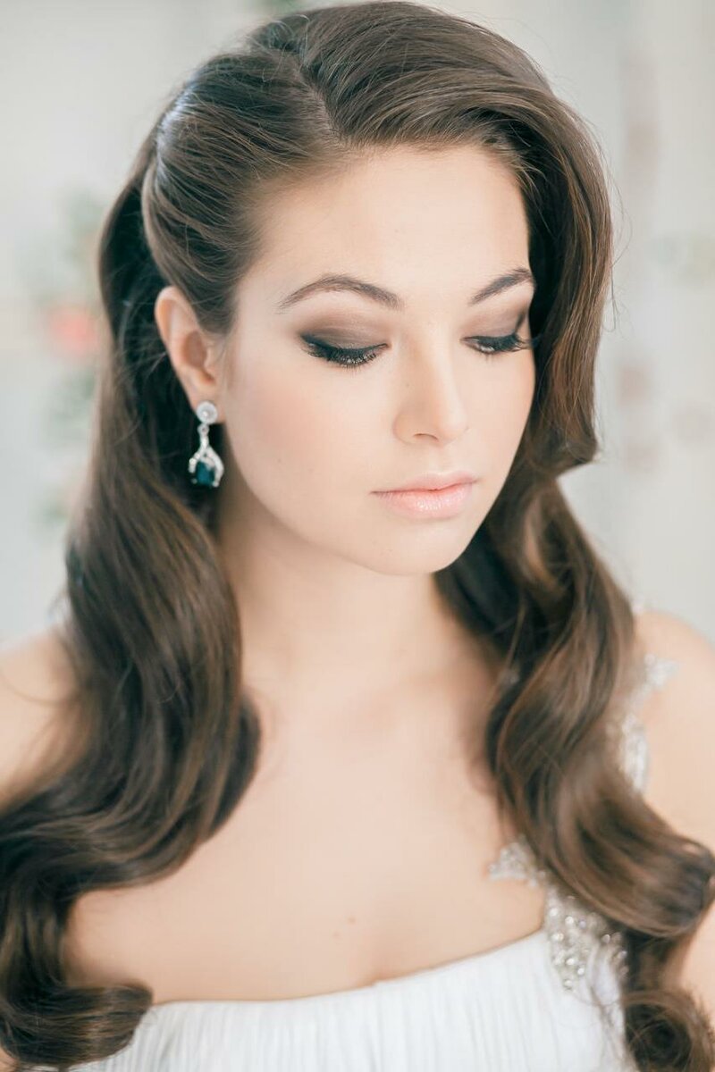 Простая прическа на средние волосы с челкой