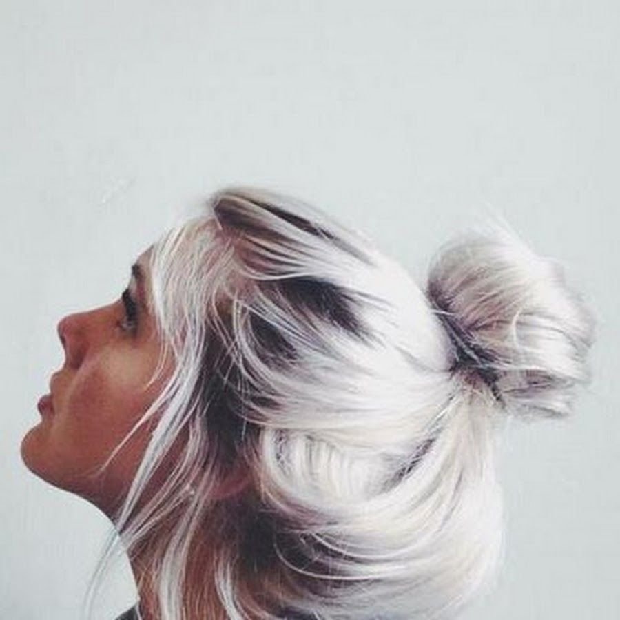 Пепельные волосы в хвосте