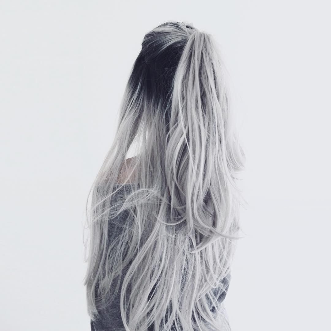 Девушка с длинными пепельными волосами