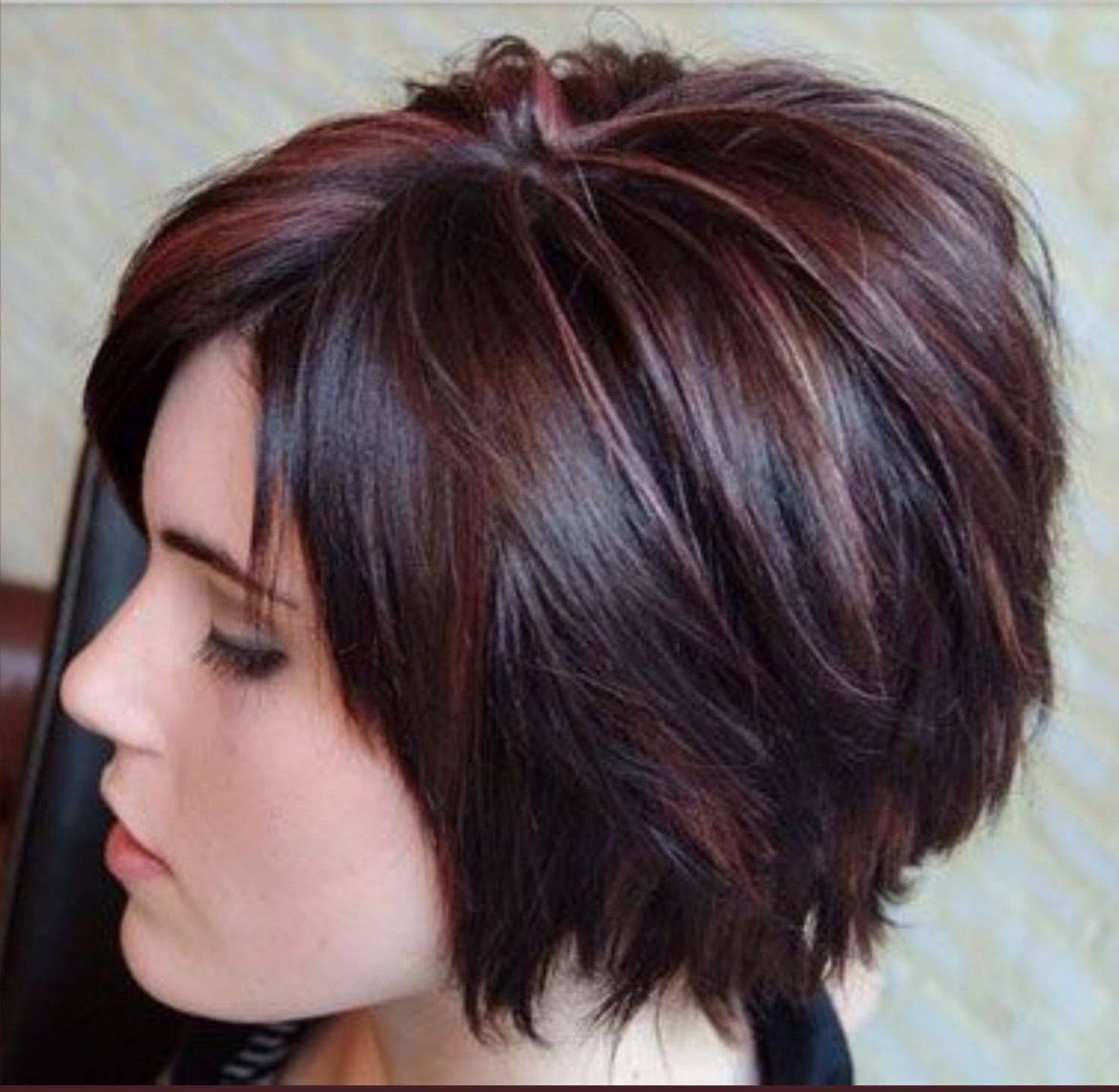 Шоколадные волосы с красными прядями