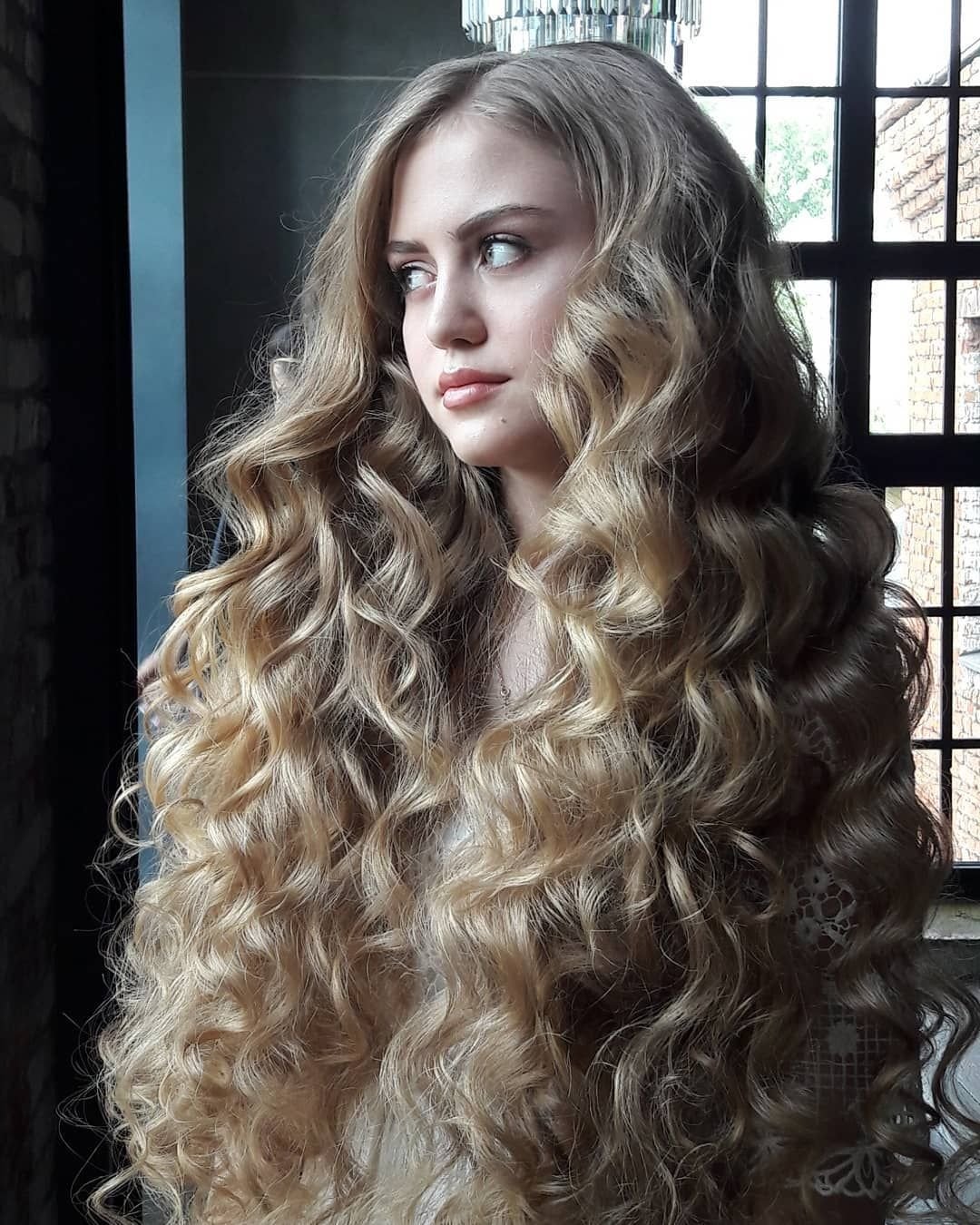 Длинные волнистые волосы