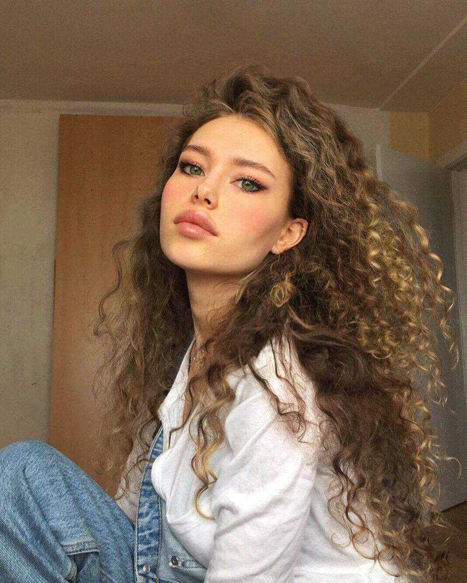 Длинные нарощенные волосы