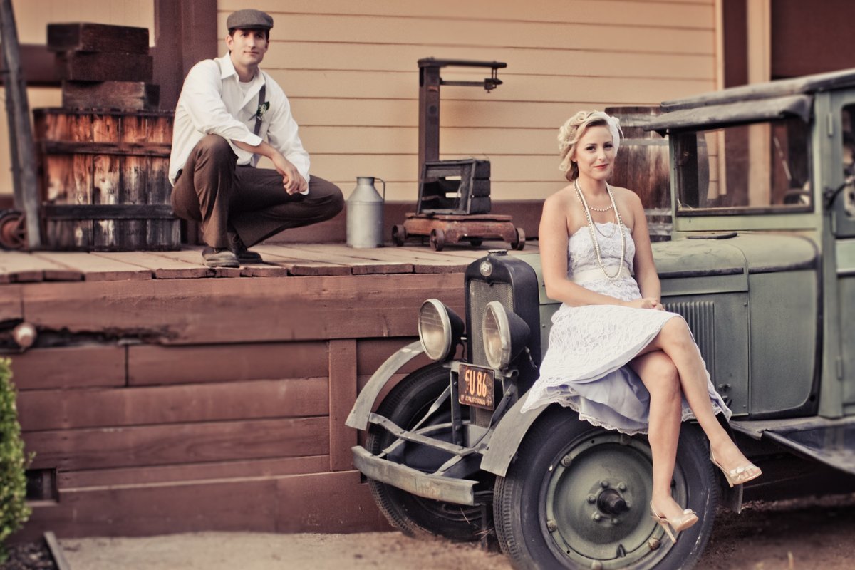 Позы для свадебной фотосессии в студии для пары