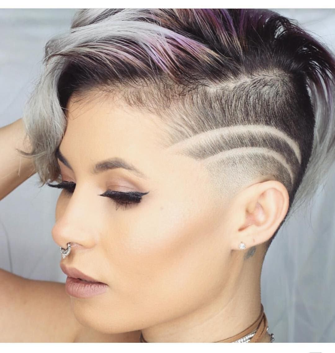 Выбритые полоски на висках