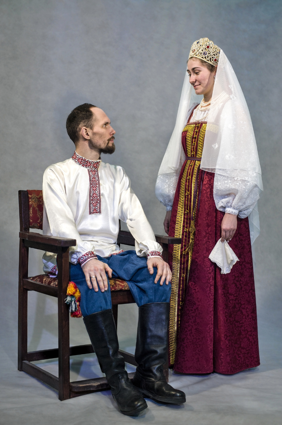 Девушки в старинных нарядах