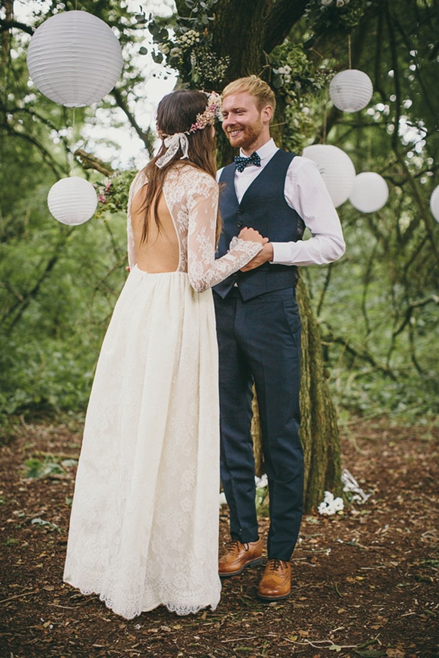 Жених в бежевом костюме с невестой