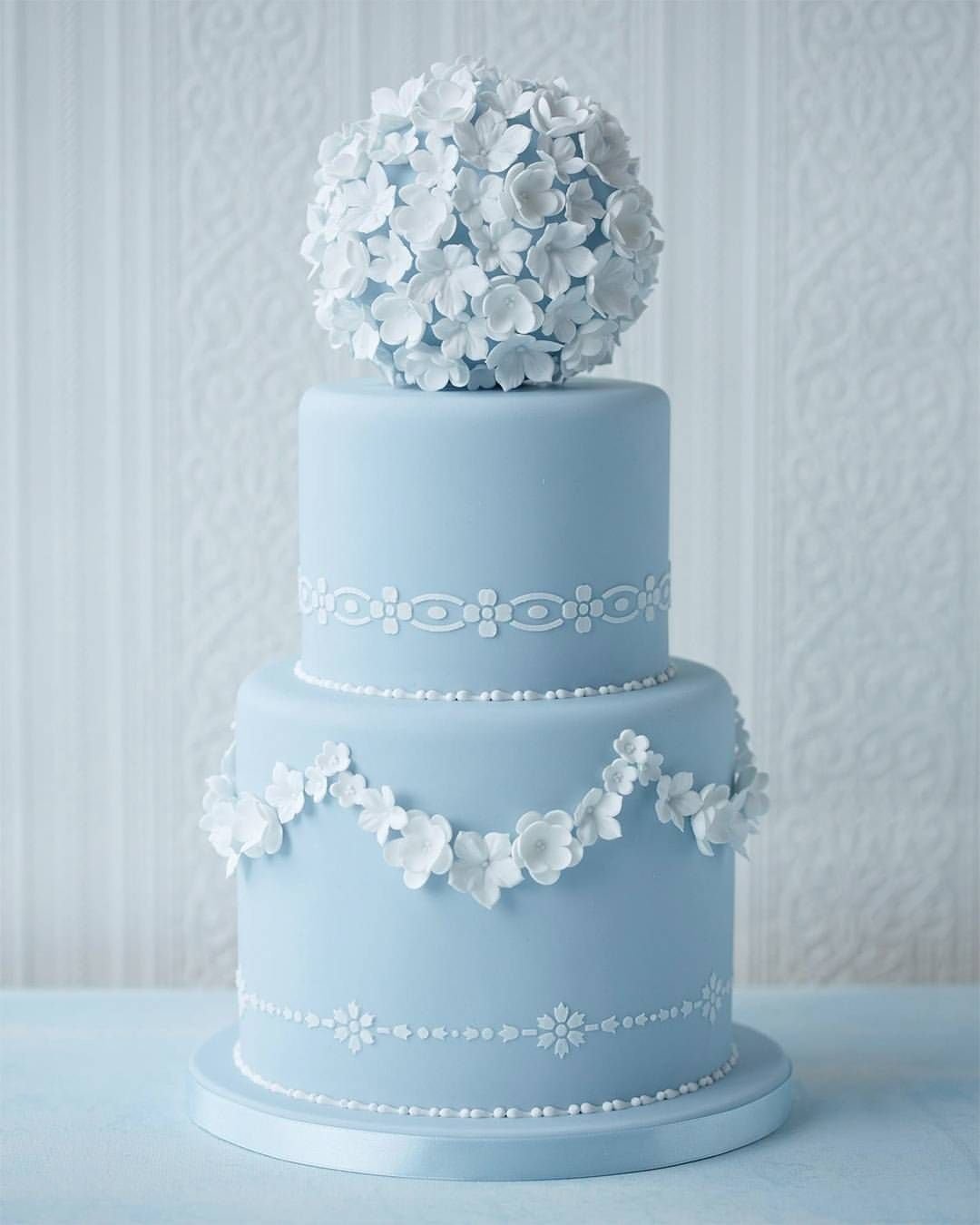 Свадебный торт двухъярусный нежный