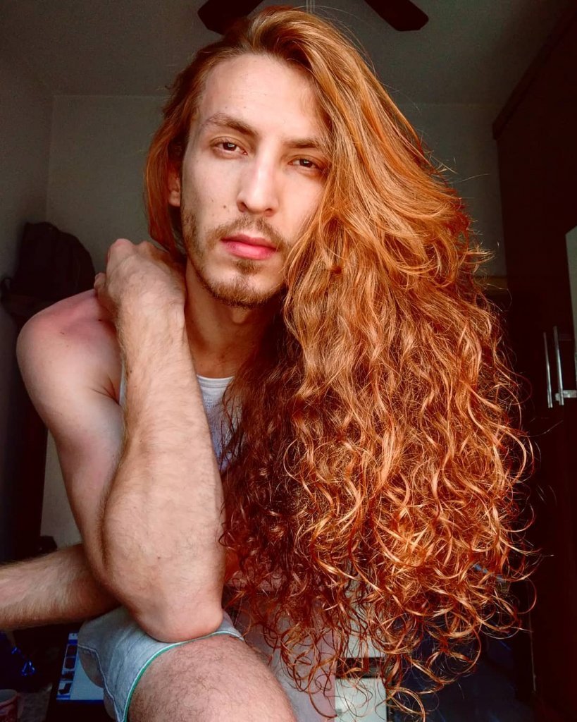 Мужчина с длинными рыжими волосами