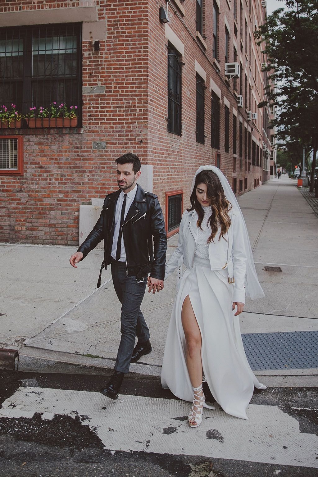 Свадебное платье с кроссовками