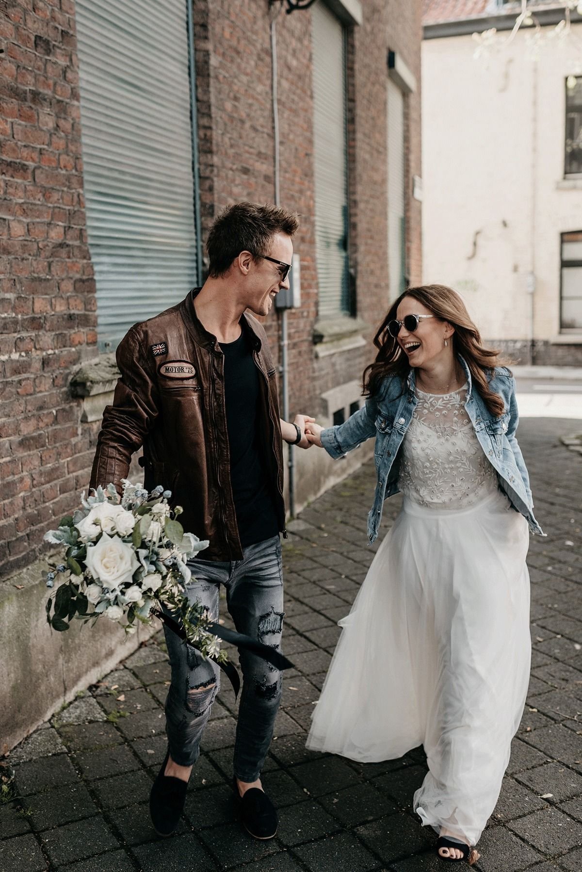 Короткое свадебное платье с кроссовками