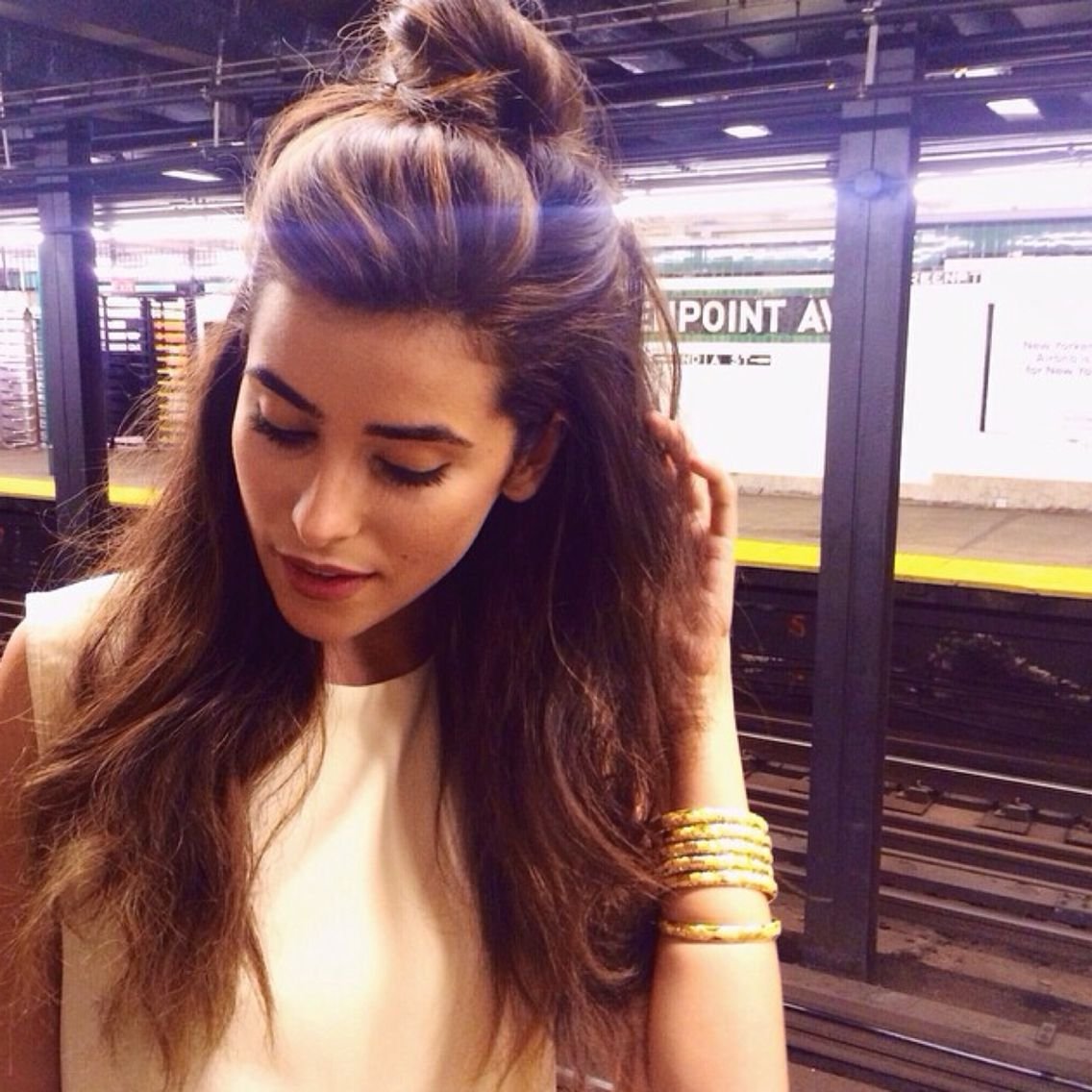 Пучок на макушке с распущенными волосами