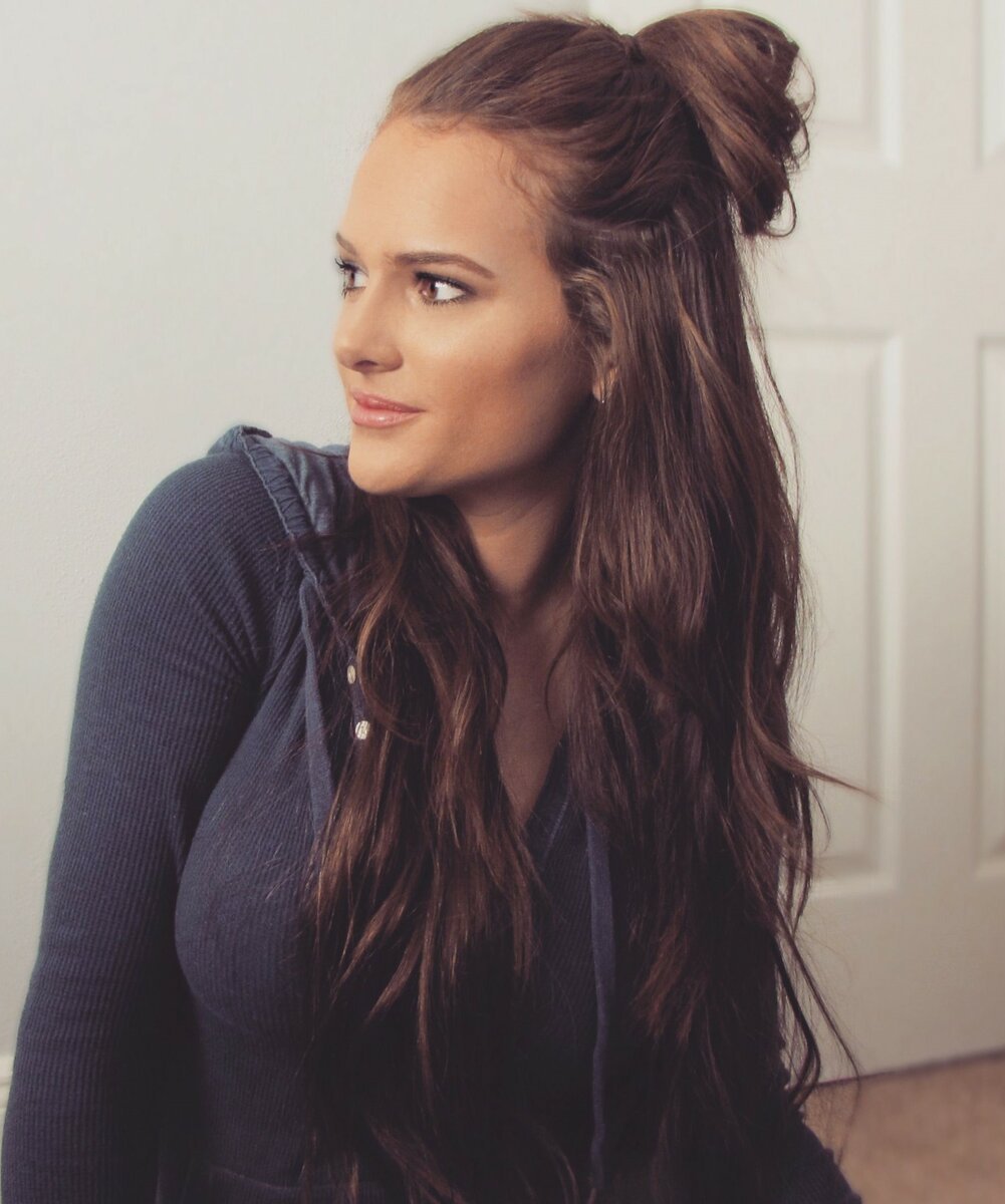 Распущенные волосы с хвостиком