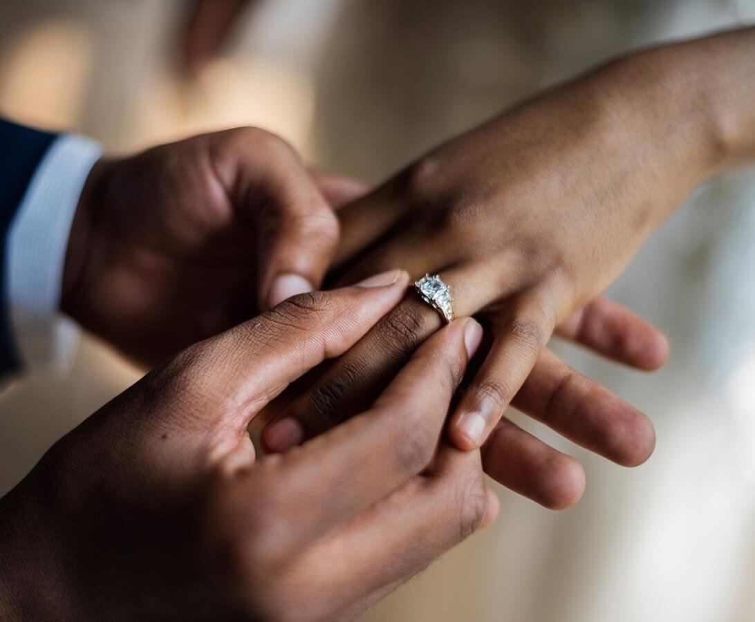 Приснилось кольцо мужчине. Свадебные кольца на руках. Кольцо на пальце. Обручальное кольцо на пальце. Одевает кольцо.