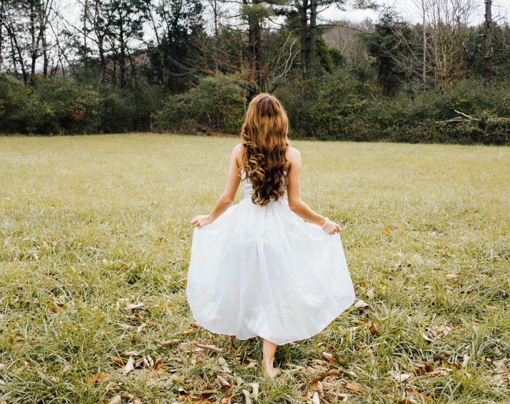 В свадебном платье босиком