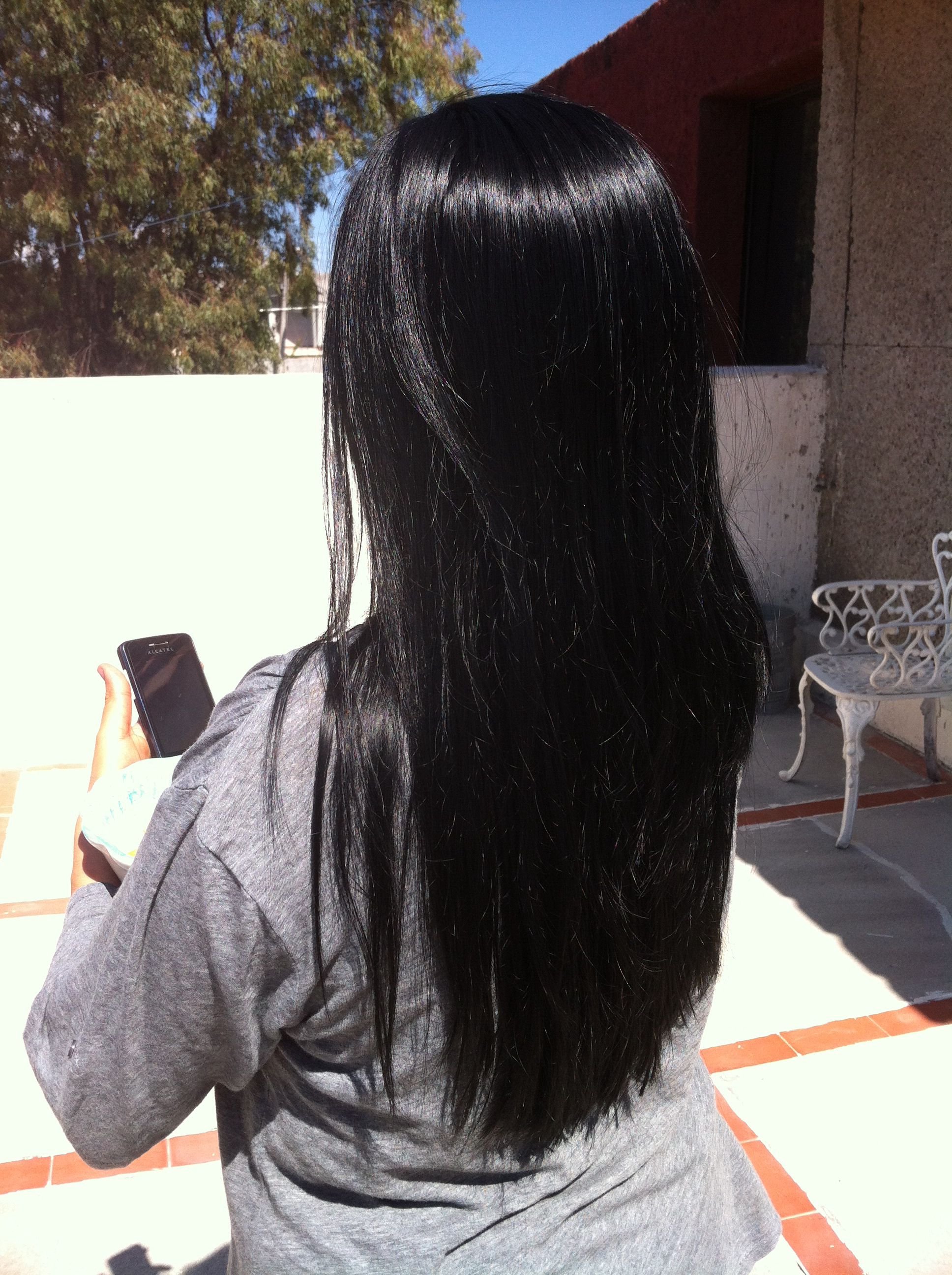 Похоже на черные волосы. Черные волосы. Девушка с длинными черными волосами. Черные прямые волосы.