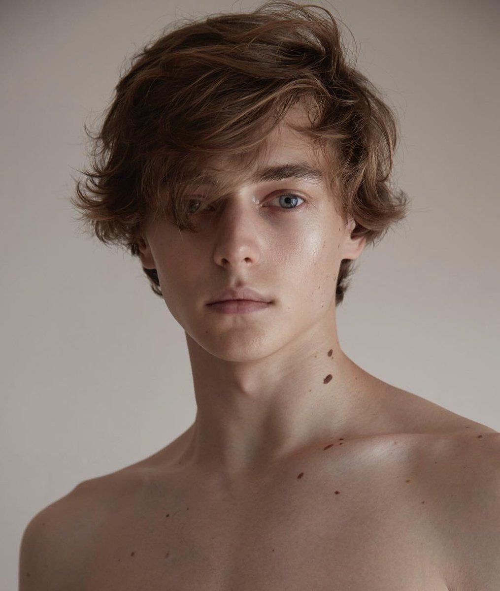 Парень с растрепанными волосами