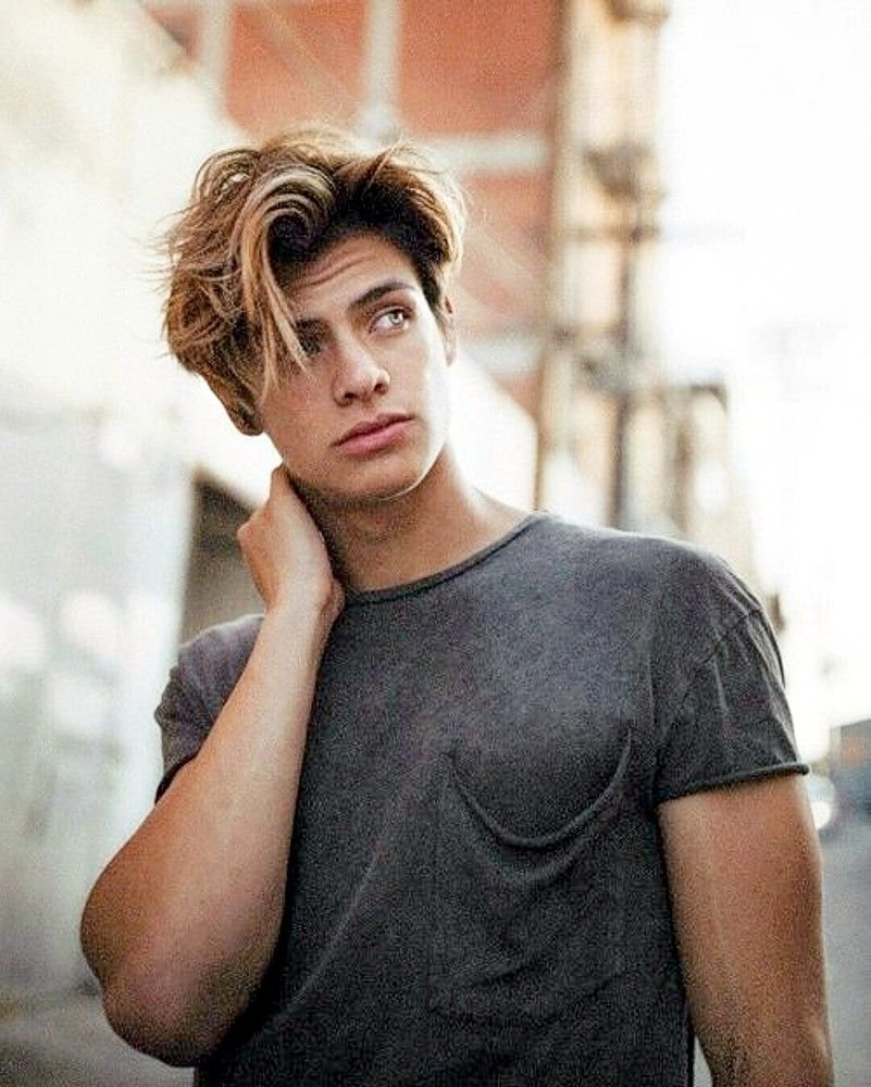 Градуированное каре мужское на средние волосы