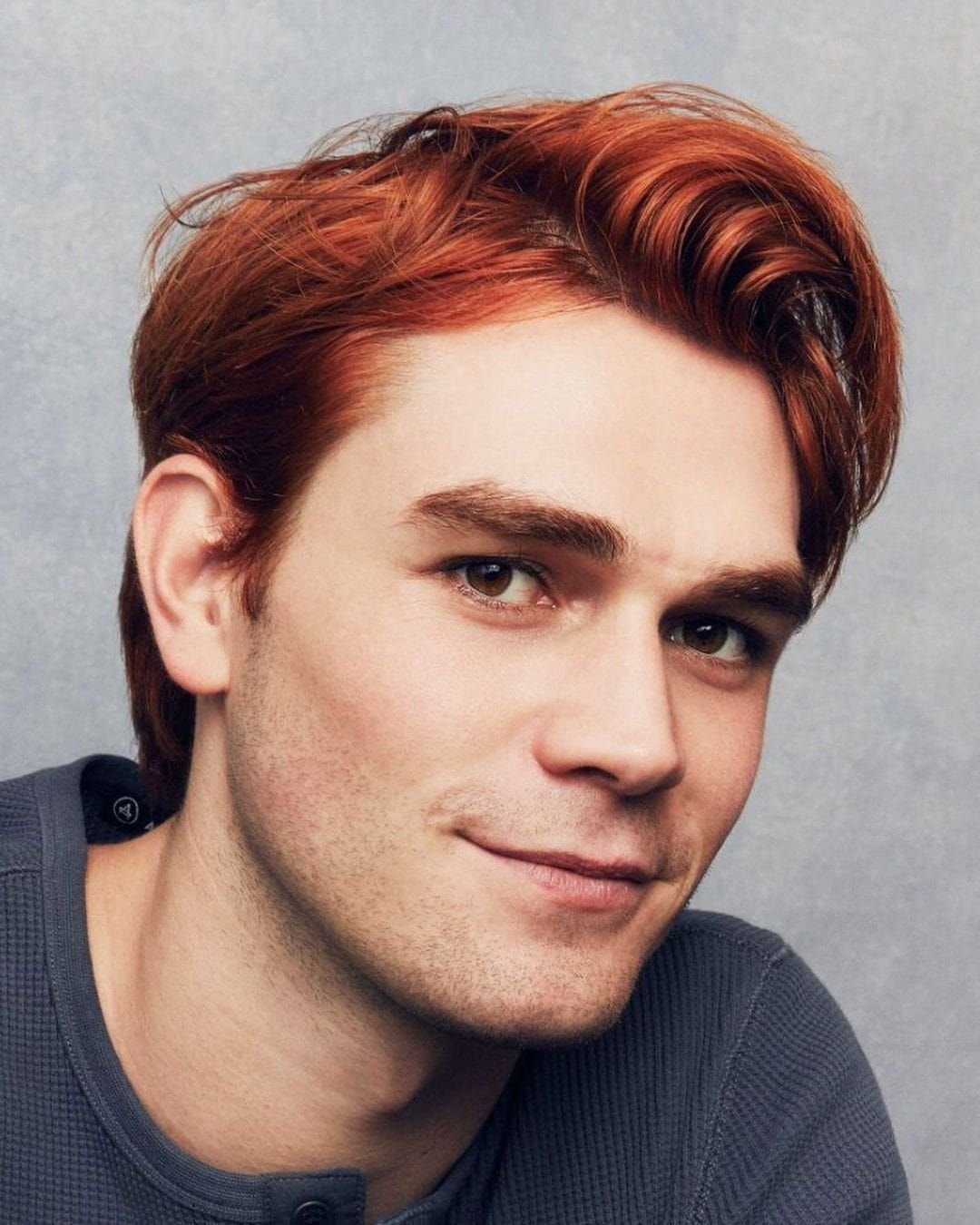 Мужчина с длинными рыжими волосами