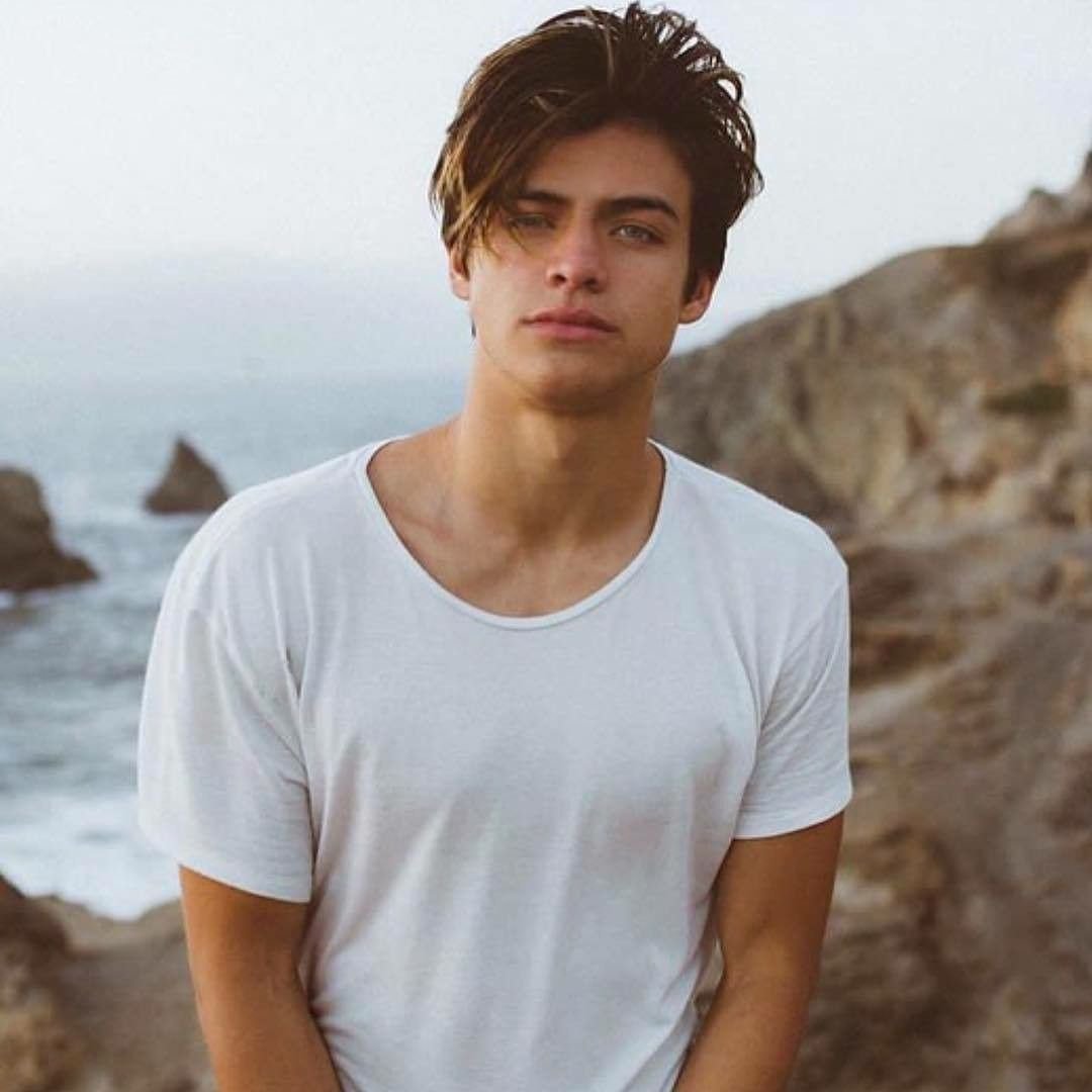 Парни с волосами до плеч