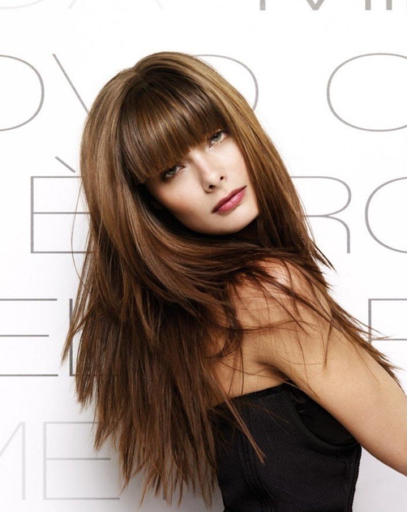 Стрижка Каскад-лесенка на волосы с прямой челкой на длинные волосы