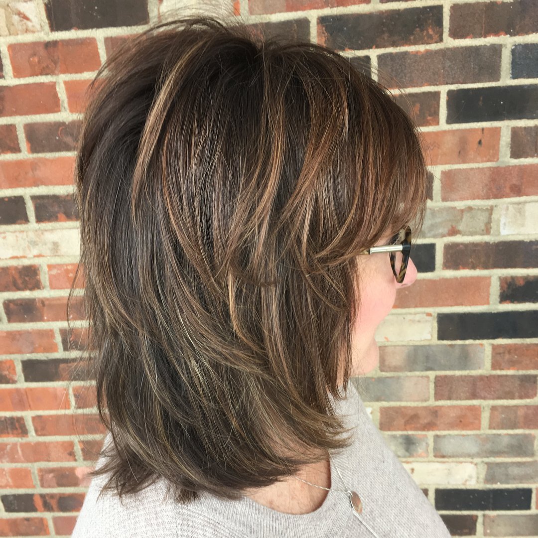 Стрижка на средние волосы придающая объем боб