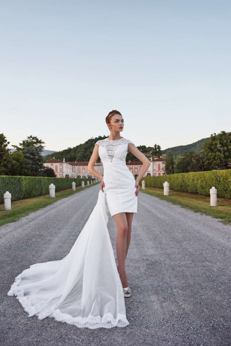 Короткое платье со шлейфом