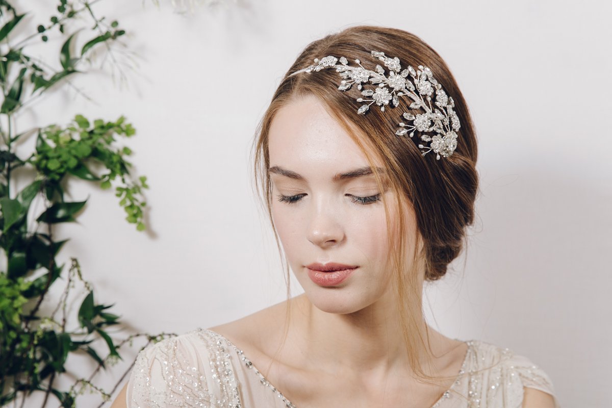 Свадебная причёска Минимализм с ободком