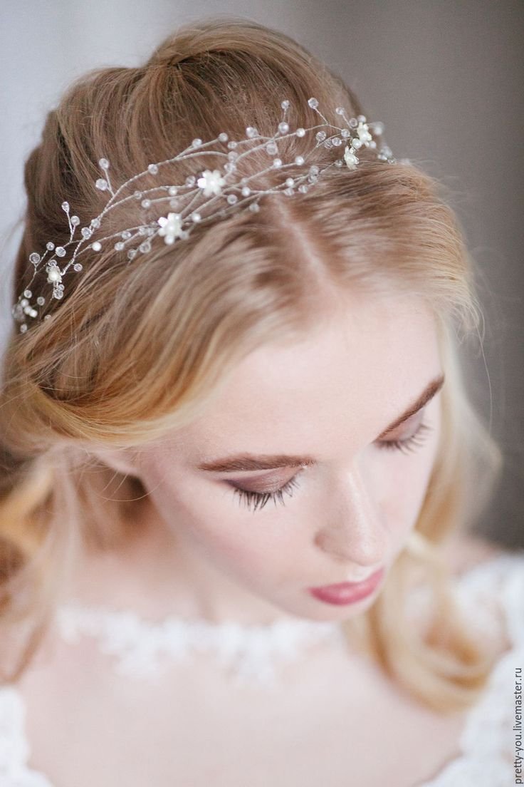 Прическа на свадьбу с повязкой