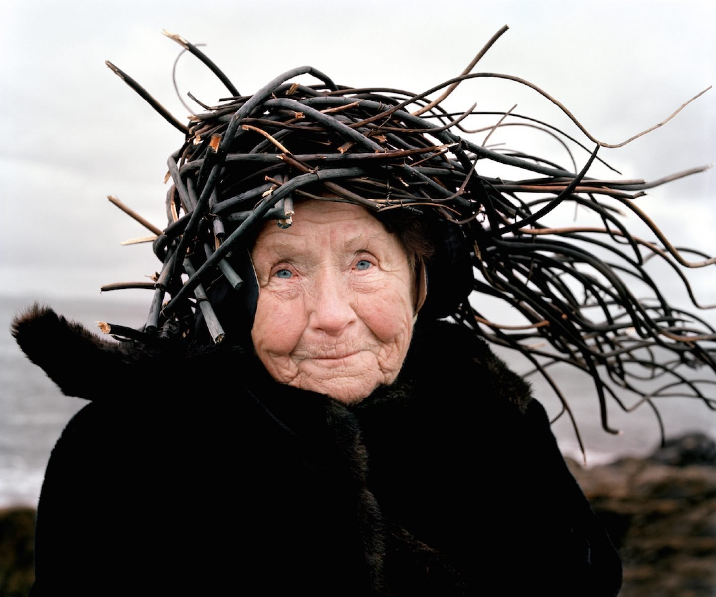 Гроза бабушек. Старуха с длинными волосами. Бабушка с черными волосами. Старушка с косичками.