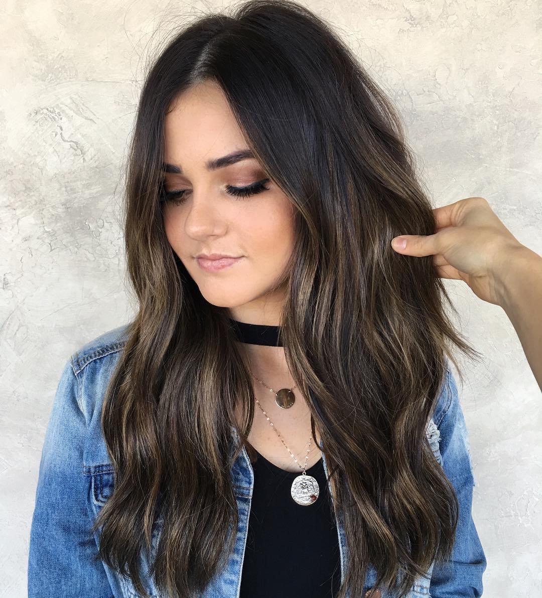 Черные пряди на темных волосах