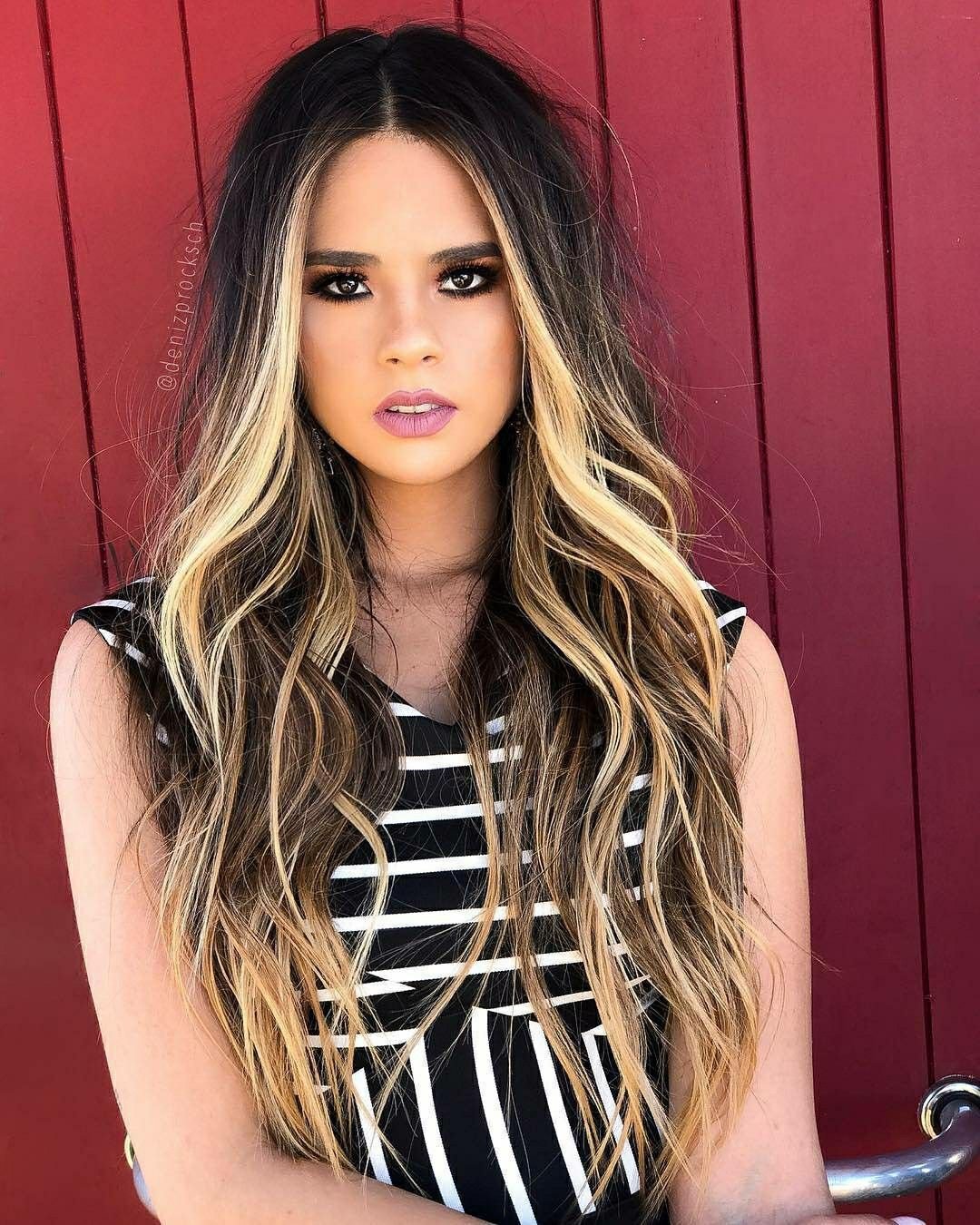 Аврил Лавин с черными волосами