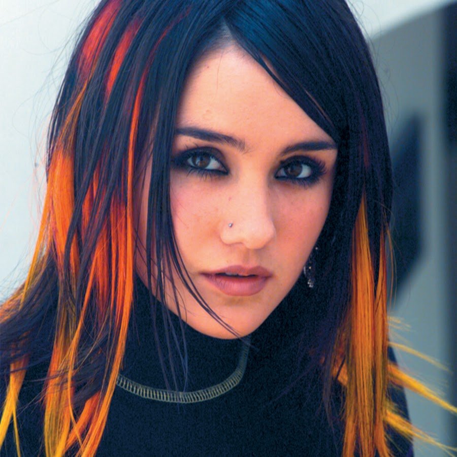 Белые пряди на темных волосах