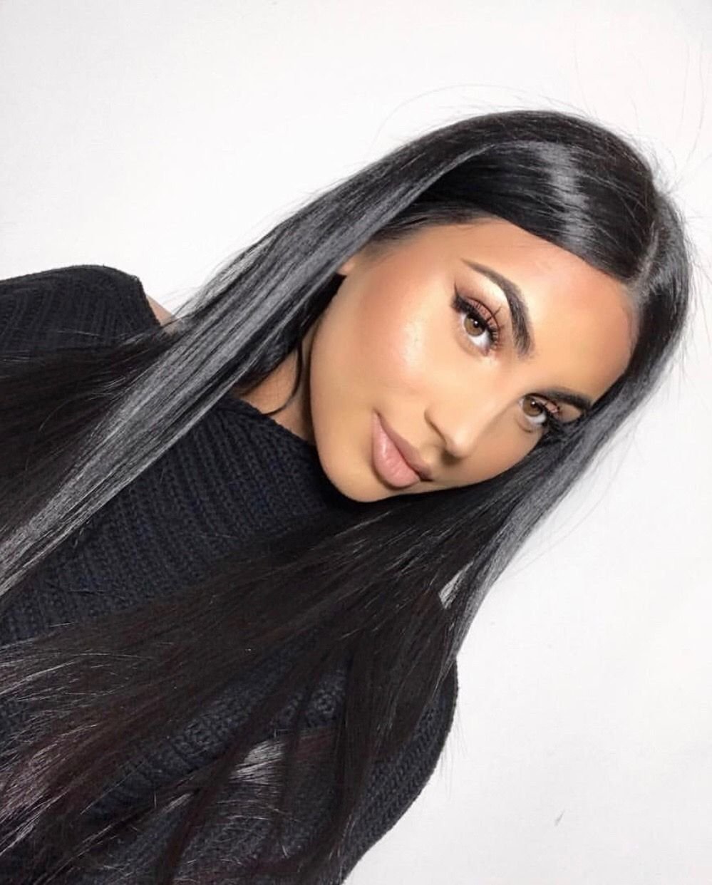 Черные длинные волосы с белыми прядями