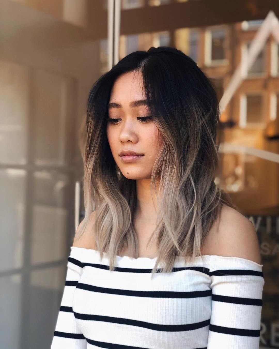 Нина Добрев с красными прядями