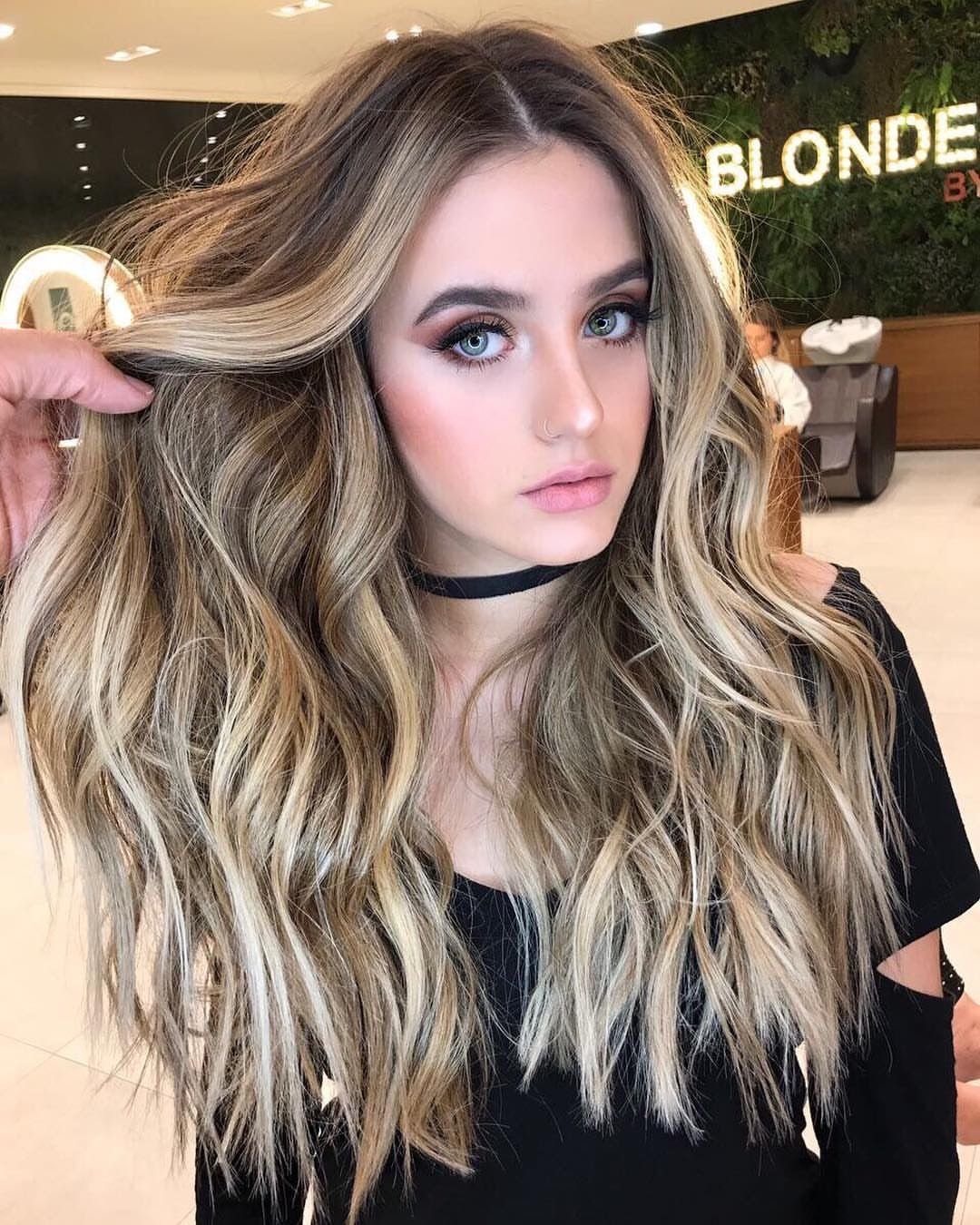 Чёрные волосы с белыми прядями каре