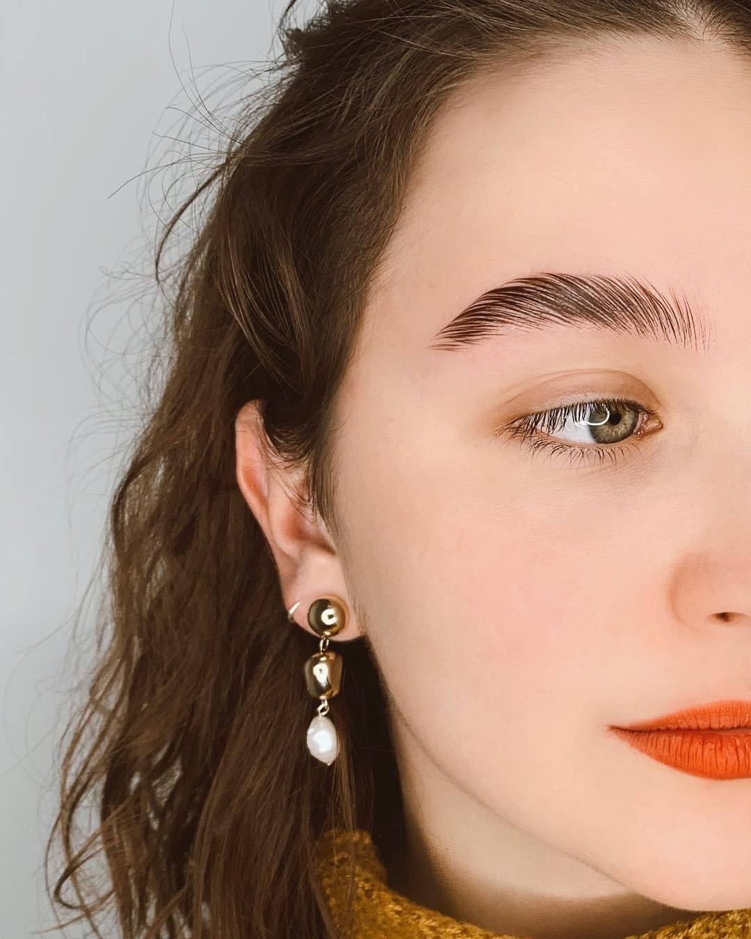 Брови 2021 зачесанные