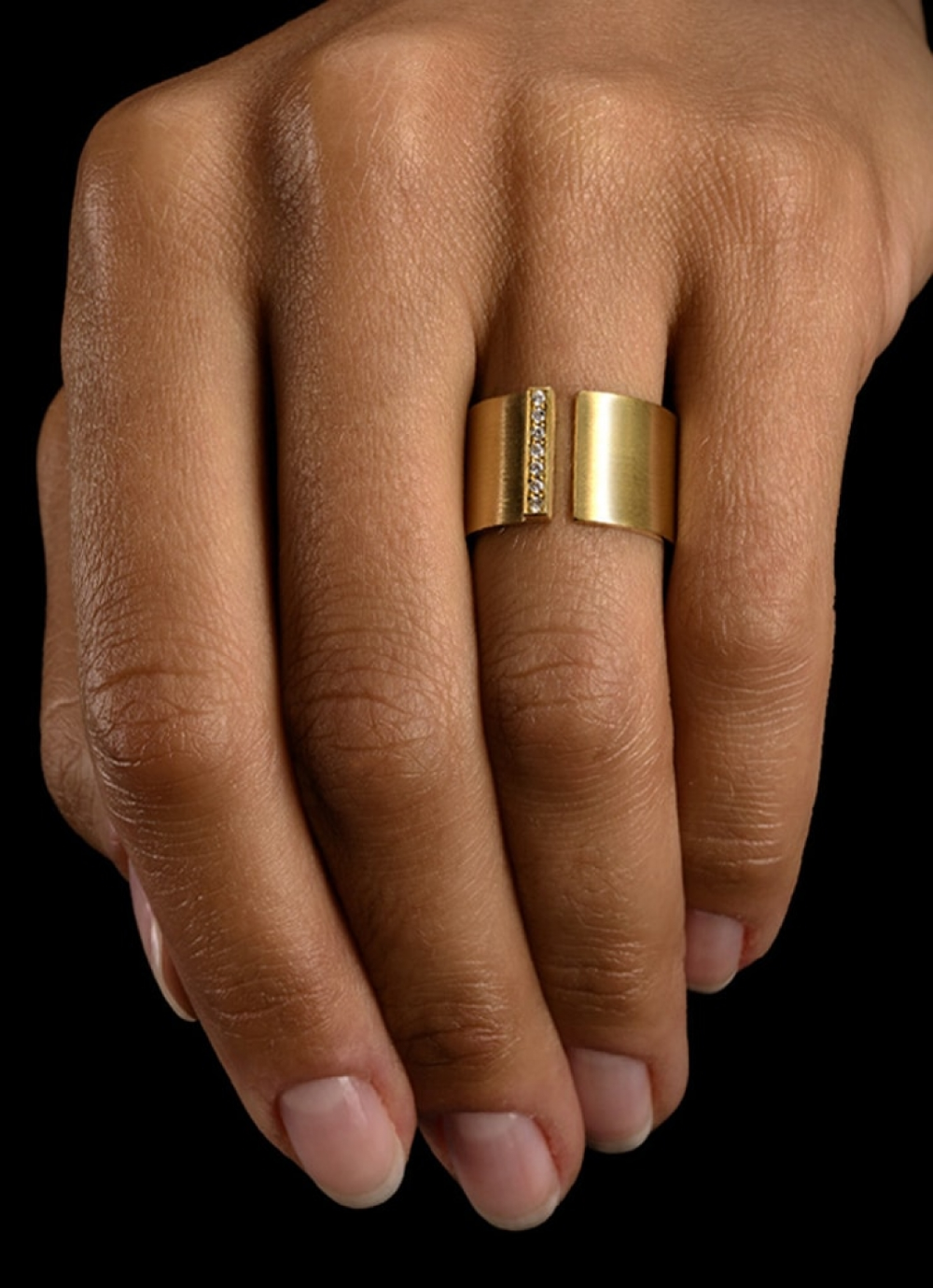 Золотое кольцо с бриллиантом в коробочке