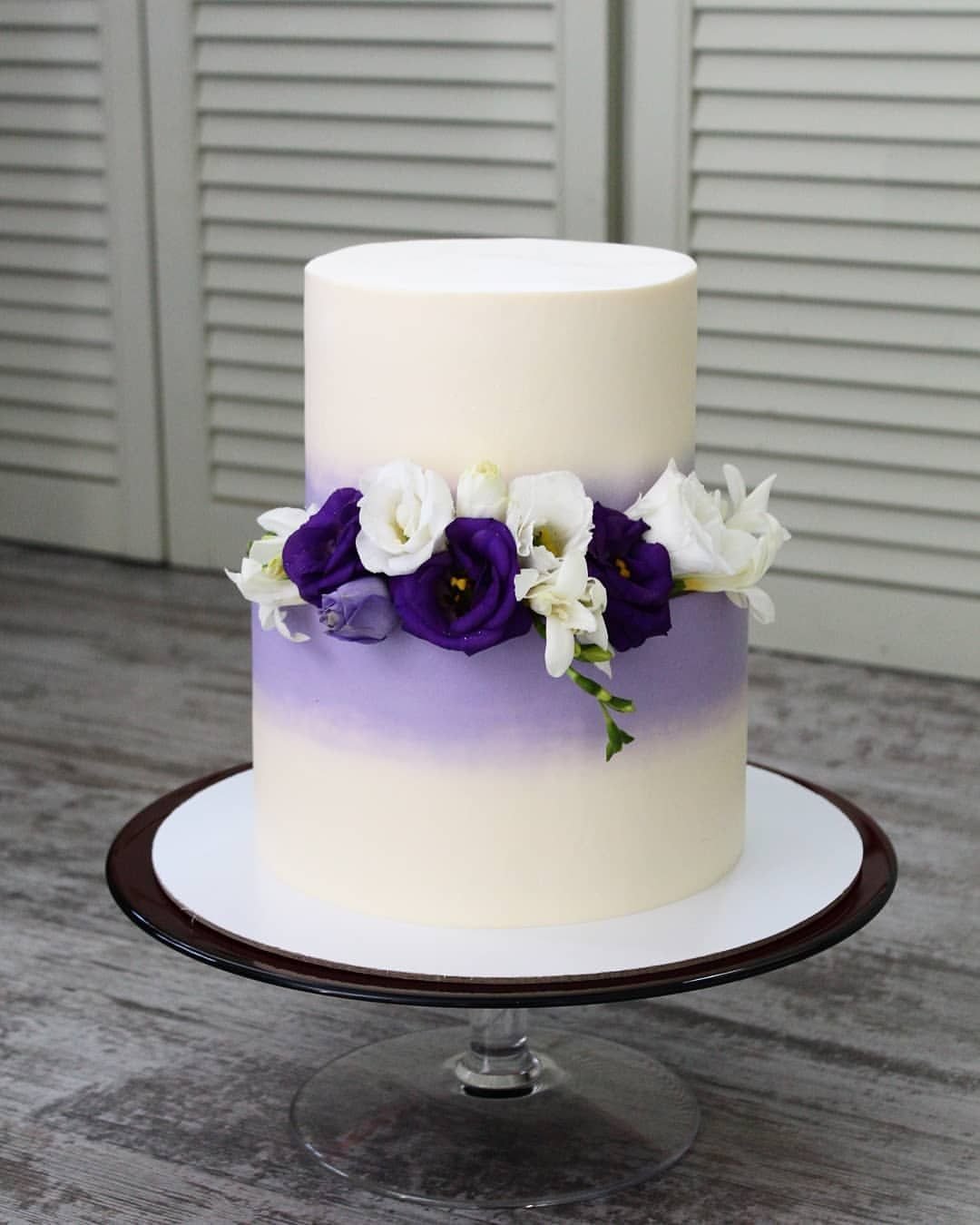 Стильный свадебный торт одноярусный