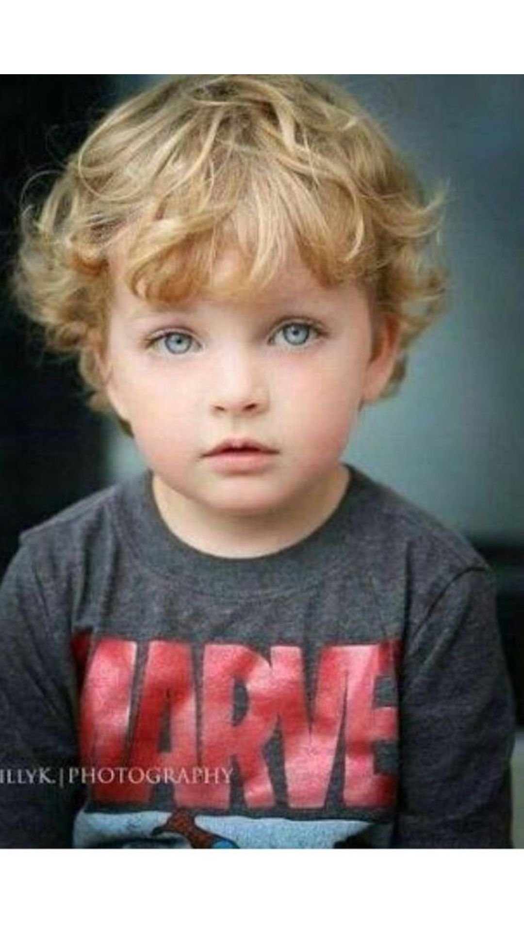 Маленький мальчик с кудрявыми волосами