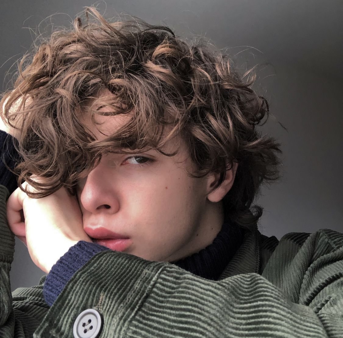 Причёски для мальчиков кудрявые волосы