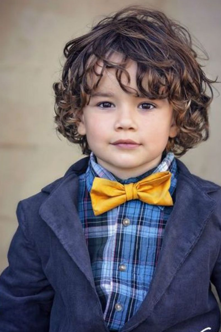 Прическа стильных кучерявых мальчиков