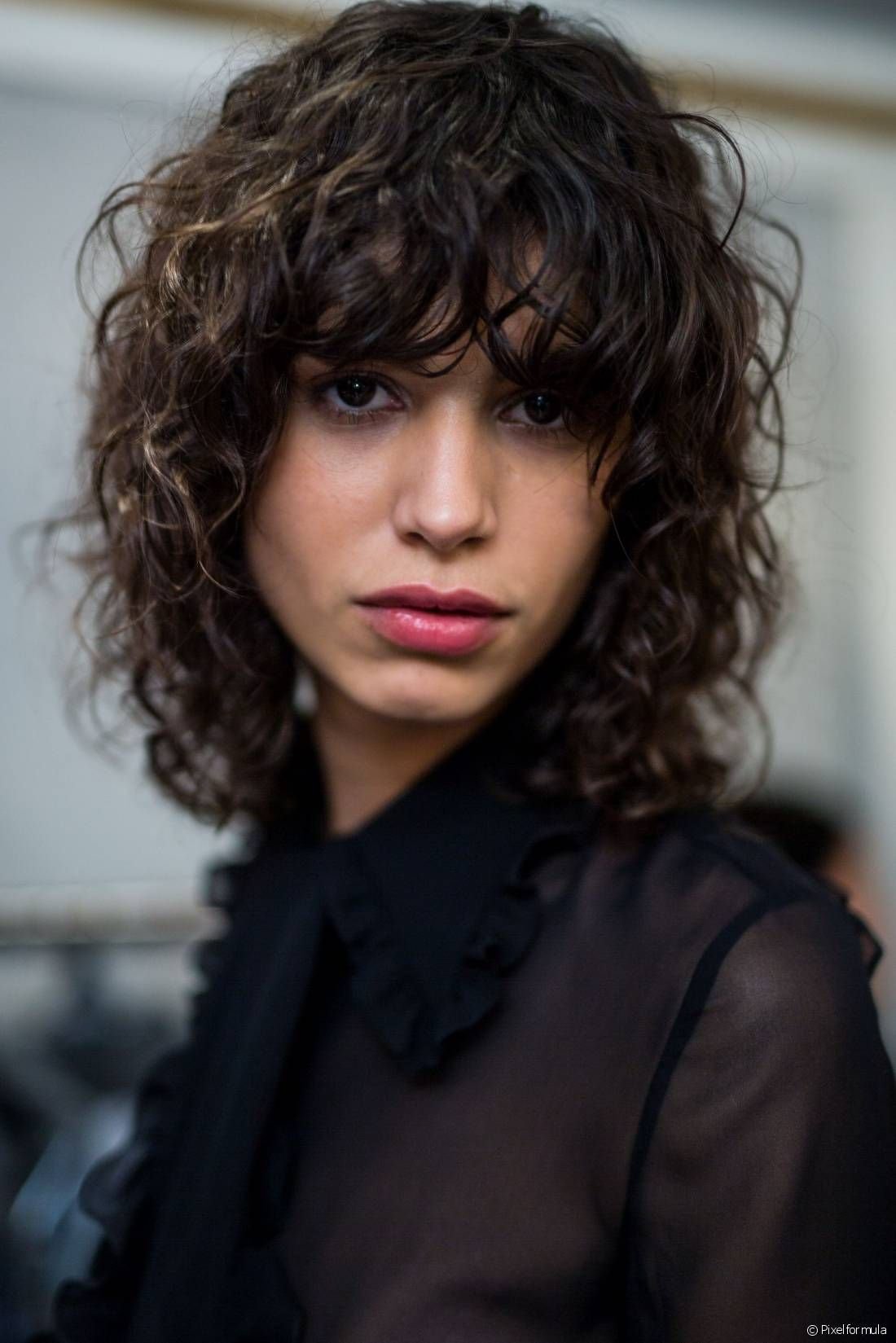 Градуированный Боб на средние вьющиеся волосы с челкой